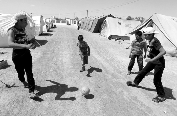 Libios que huyeron de su país debido a la situación de violencia juegan al fútbol en el recién levantado campamento de refugiados para familias libias en Ramada, Túnez, unos 25 kilómetros al sur de la frontera
entre ambos países. · Foto: Efe, Mohamed Messara