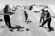 Libios que huyeron de su país debido a la situación de violencia juegan al fútbol en el recién levantado campamento de refugiados para familias libias en Ramada, Túnez, unos 25 kilómetros al sur de la frontera
entre ambos países.