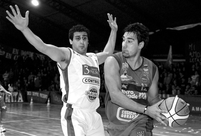 Aram Tavokjian, de Nacional, y Johnny Rodríguez, de Goes, durante el partido que jugaron anoche en el gimnasio de Goes. · Foto: Victoria Rodríguez