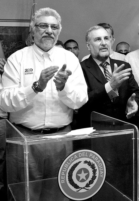 El presidente paraguayo, Fernando Lugo, junto a su ministro de Relaciones Exteriores,
Jorge Lara Castro, en Asunción, tras la votación del Senado brasileño que aprobó los
convenios firmados con el gobierno de Paraguay, mediante los cuales se triplicarán los
beneficios que ese país recibe de la hidroeléctrica de Itaipú. · Foto: Efe, Rafael Urzúa El presidente paraguayo, Fernando Lugo, junto a su ministro de Relaciones Exteriores,
Jorge Lara Castro, en Asunción, tras la votación del Senado brasileño que aprobó los
convenios firmados con el gobierno de Paraguay, mediante los cuales se triplicarán los
beneficios que ese país recibe de la hidroeléctrica de Itaipú. · Foto: Efe, Rafael Urzúa