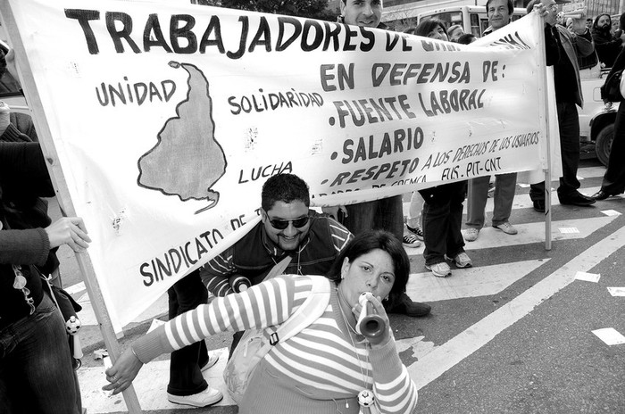 Trabajadores de Gremca, concentrados frente al Ministerio de Salud Pública, ayer en la mañana. · Foto: Fernando Morán