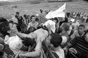 Palestinos llevan el cuerpo de un compatriota asesinado por el Ejército israelí durante una manifestación para conmemorar el 63º aniversario de Nakba (Catástrofe), que recuerda el
exilio palestino tras la fundación del Estado de Israel, el 14 de mayo de 1948, en la frontera entre Líbano e Israel, en Maroun al-Ras,Líbano. 