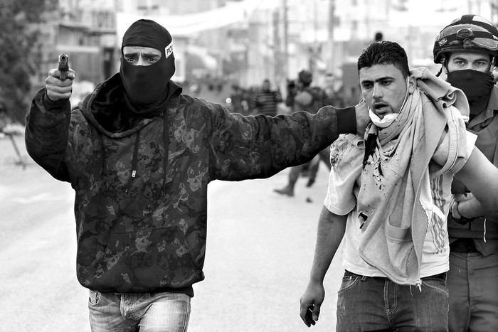 Policías israelíes detienen a un palestino durante los enfrentamientos registrados en el campo de refugiados cisjordano de Kalandia.  · Foto: Efe, Nati Shoat