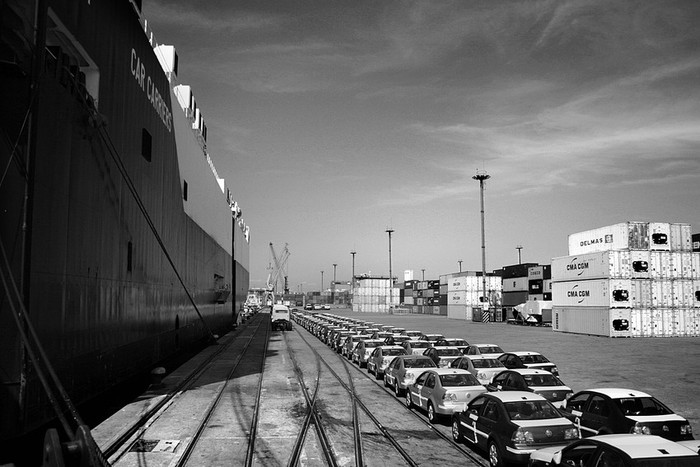 Descarga de automóviles importados en el puerto de Montevideo. (archivo, enero de 2010) · Foto: Agustín Fernández