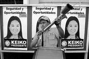 Un simpatizante de la candidata presidencial peruana Keiko Fujimori en una calle del centro histórico de Lima, el lunes, cuando la
candidata se reunió con un grupo de jóvenes en un encuentro llamado “La juventud con Keiko”.