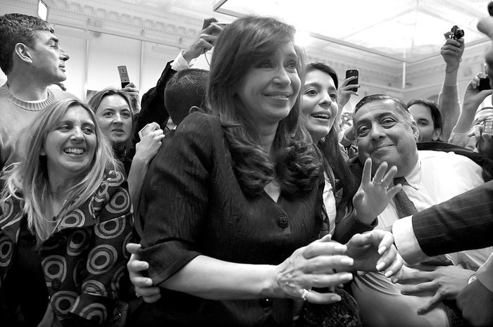 Cristina Fernández rodeada de algunos de los jóvenes que recibieron premios del Programa Amartya Sen y créditos del Programa Capital
Semilla en el acto realizado en Casa de Gobierno. · Foto: Presidencia argentina, s/d de autor