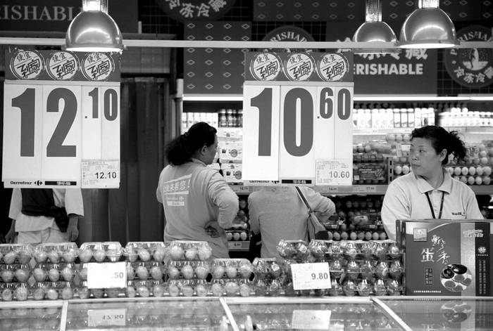 Clientes y trabajadores en un supermercado en Shanghai, China.  · Foto: Efe, Qilai Shen
