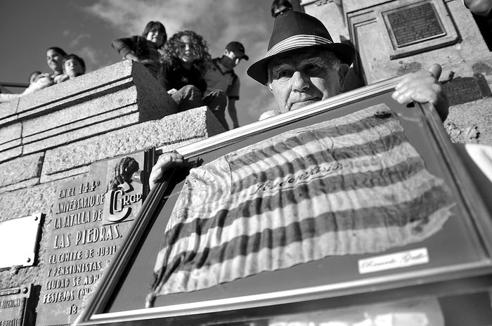 Un participante en los actos de ayer en Las Piedras con una bandera de 1930, confeccionada para el centenario de la república. · Foto: Javier Calvelo