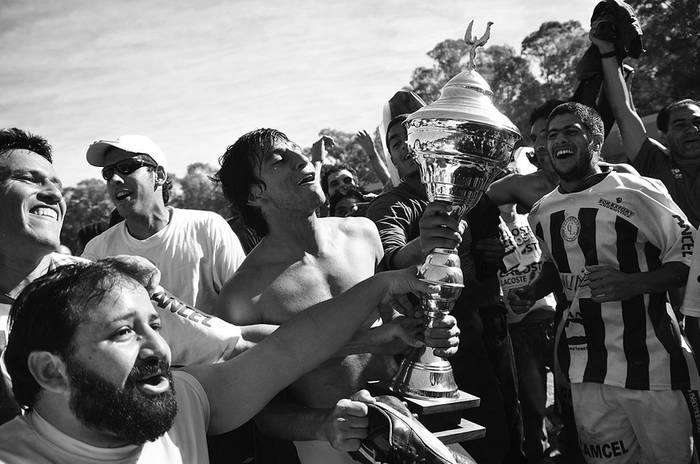 Jugadores e hinchas de Cerro Largo Fútbol Club, el sábado, en el estadio Charrúa · Foto: Javier Calvelo