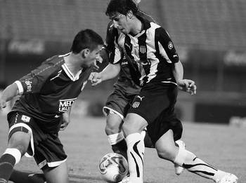 Mario Risso, de Defensor Sporting; Facundo Guichón, de Peñarol, y Eduardo Aranda, de Defensor Sporting, ayer, en el estadio Centenario.
Mario Risso, de Defensor Sporting; Facundo Guichón, de Peñarol, y Eduardo Aranda, de Defensor Sporting, ayer, en el estadio Centenario.