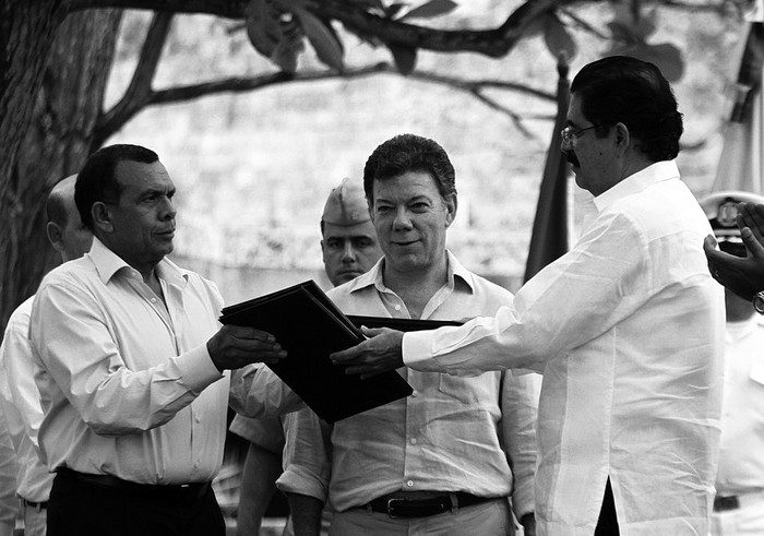 El presidente de Honduras, Porfirio Lobo (izquierda), el de Colombia, Juan Manuel Santos (centro), y el ex gobernante de Honduras
Manuel Zelaya (derecha), durante un encuentro en la Casa de Huéspedes Ilustres de Cartagena de Indias, ayer, al formalizar junto con el
canciller venezolano Nicolás Maduro el acuerdo que asegurará el reingreso de Honduras a la OEA · Foto: efe, ricardo maldonado