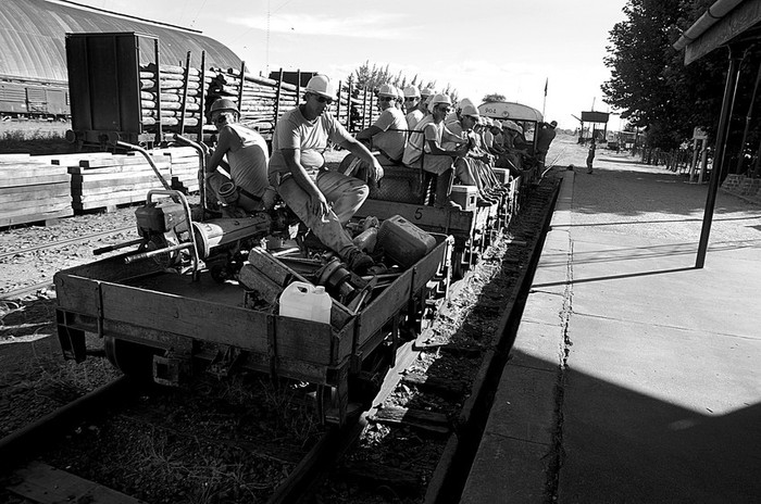 Obreros que trabajan en la reconstrucción de las vías férreas en el tramo Tacuarembó-Rivera. (archivo, enero de 2010) · Foto: Sandro Pereyra