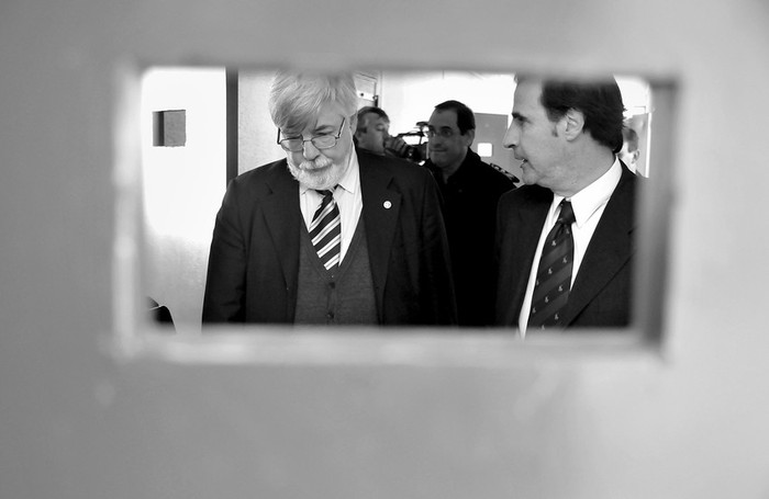 Eduardo Bonomi y Álvaro Garcé, durante una visita a las obras de la cárcel de Punta de Rieles. (archivo, agosto de 2010) · Foto: Javier Calvelo