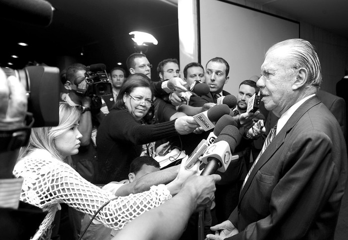 José Sarney habla con la prensa tras el pasaje del debate del Código Forestal a la Cámara de Senadores luego de su aprobación en
Diputados. · Foto: Agência Senado, Jonas Pereira, 