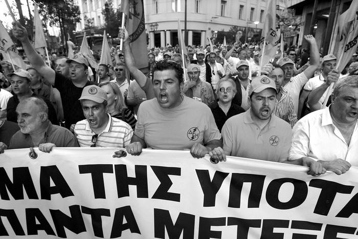 Trabajadores de la compañía pública griega de electricidad, Public Power Corporation (PPC), se manifiestan en contra del anuncio de privatización de varias compañías por parte del gobierno griego.
 · Foto: Efe, Orestis Panagiotou
