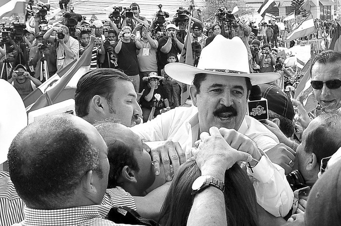 El ex presidente de Honduras Manuel Zelaya llega después de su exilio, el sábado, a Tegucigalpa. · Foto: EFE, Gustavo Amador