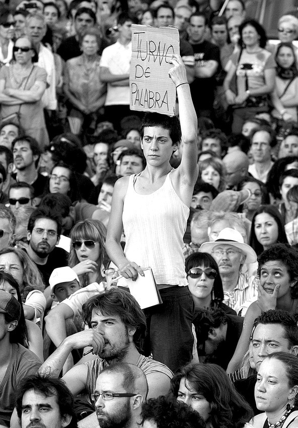 Una joven pide la palabra durante la asamblea realizada en la
madrileña Puerta del Sol para decidir el futuro de la protesta por
“Democracia real ya” .  · Foto: Efe, Mondelo