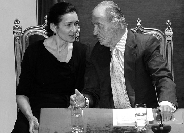 El rey Juan Carlos conversa con la ministra de Cultura, Ángeles González-Sinde, durante el acto de presentación del Diccionario
Biográfico Español, elaborado por la Real Academia de la Historia, que tuvo lugar ayer en la sede de dicha institución. · Foto: Efe, Juanjo Guillén