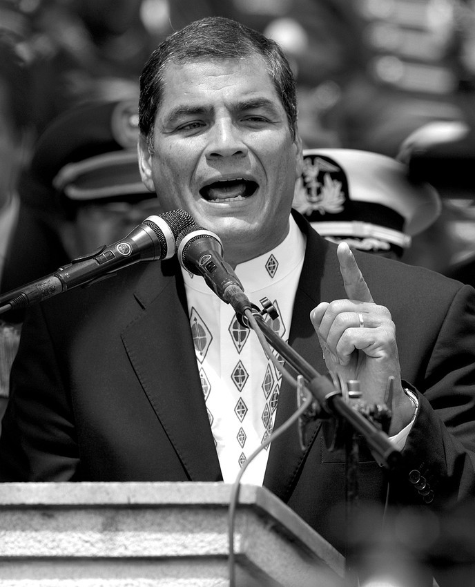 El presidente de Ecuador, Rafael Correa, habla en la Escuela Superior Eloy Alfaro, en
Quito, durante la ceremonia militar en homenaje a las Fuerzas Armadas ecuatorianas y a
los héroes del Pichincha, al conmemorar 189 años de la batalla que selló la independencia
de Ecuador. · Foto: Efe, José Jácome