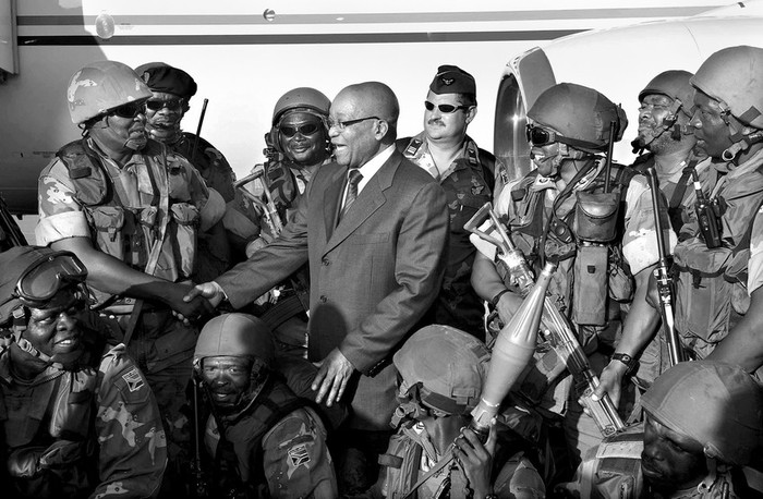 El presidente sudafricano, Jacob Zuma, junto a los miembros del equipo de las Fuerzas Especiales de Sudáfrica que le acompañan en
todos los viajes, en Trípoli. · Foto: Efe, Ntswe Mokoena