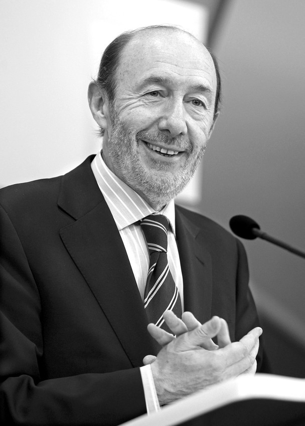 Alfredo Pérez Rubalcaba, durante la rueda de prensa que ofreció ayer en la sede
del partido, después de que el sábado fuera proclamado candidato a las primarias
socialistas. · Foto: Efe, Ángel Díaz