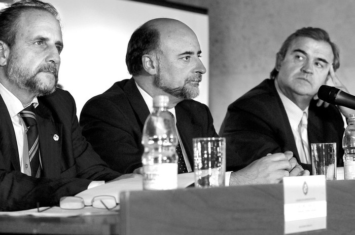 Jorge Saravia, Pablo Mieres y Jorge Larrañaga, ayer, en el edificio anexo del Palacio Legislativo. · Foto: Victoria Rodríguez