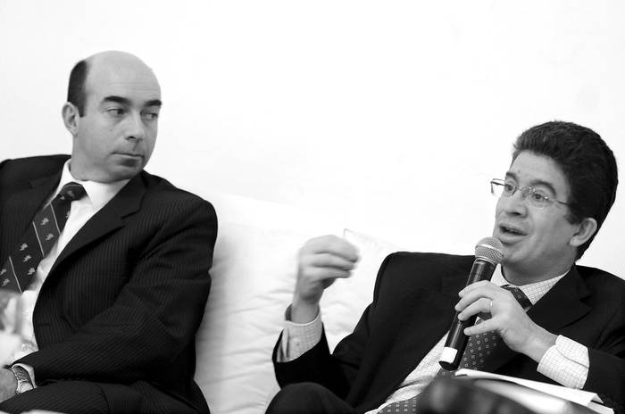 Luis Lapique y Pablo Rosselli, ayer, durante el debate “Fusiones y adquisiciones empresariales ¿ciencia ficción o realidad en el
Uruguay”. · Foto: Fernando Morán