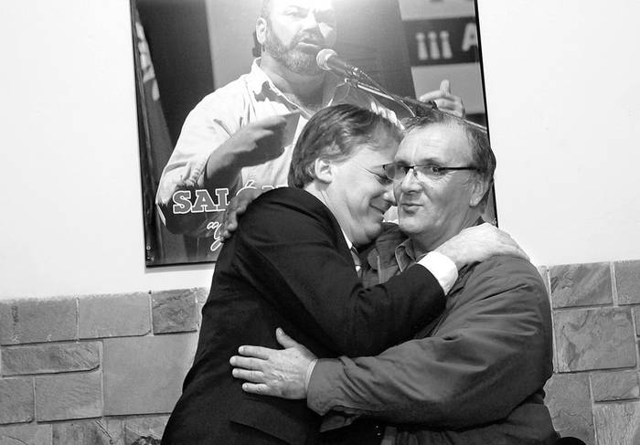 Fernando Lorenzo y Richard Read, ayer, durante la visita del ministro de Economía a la Federación de Obreros y Empleados de la Bebida. · Foto: Victoria Rodríguez