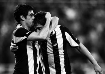 Luis Aguiar y Matías Mier, luego del primer gol de Peñarol ante Vélez Sarsfield, anoche, en el partido de vuelta de la semifinal de la Copa Libertadores de América, en el estadio José Amalfitani en Buenos Aires, Argentina. Luis Aguiar y Matías Mier, luego del primer gol de Peñarol ante Vélez Sarsfield, anoche, en el partido de vuelta de la semifinal de la Copa Libertadores de América, en el estadio José Amalfitani en Buenos Aires, Argentina.