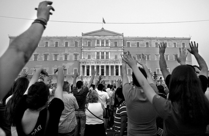 Cientos de ciudadanos manifiestan ante el Parlamento griego, en la plaza Sintagma, en Atenas.  · Foto: Efe, Simela Pantzartzi