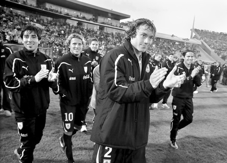 Diego Lugano, Jorge Fucile, Diego Forlán y Álvaro González, ayer, al finalizar el partido ante Holanda en el estadio Centenario. · Foto: Javier Calvelo Diego Lugano, Jorge Fucile, Diego Forlán y Álvaro González, ayer, al finalizar el partido ante Holanda en el estadio Centenario. · Foto: Javier Calvelo