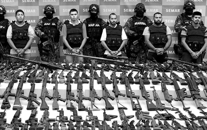 Miembros de la Secretaría de Marina Armada de México presentan en Ciudad de México a cinco presuntos miembros de la organización criminal Los Zetas, arrestados en posesión de un importante arsenal,
en el estado de Coahuila.  · Foto: Efe, Mario Guzmán
