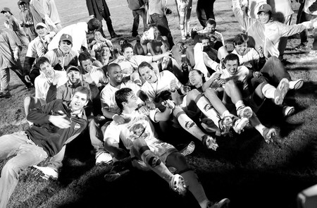 Los jugadores festejan la obtención del título de Campeón Uruguayo 2010-2011, tras vencer a Defensor Sporting, ayer, en el estadio Centenario. · Foto: Nicolás Celaya Los jugadores festejan la obtención del título de Campeón Uruguayo 2010-2011, tras vencer a Defensor Sporting, ayer, en el estadio Centenario. · Foto: Nicolás Celaya