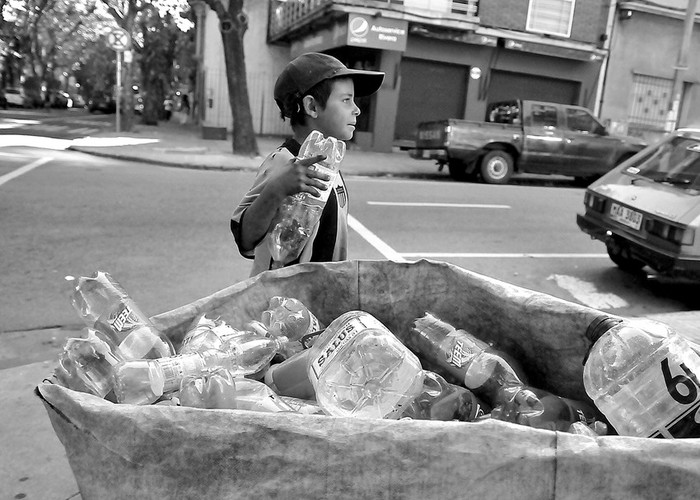 Niño recolectando envases, en Montevideo. (archivo, marzo de 2011) · Foto: Javier Calvelo