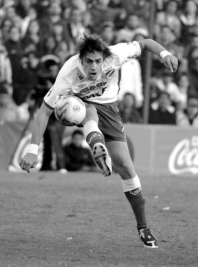 Sebastián Coates durante el partido ante Defensor Sporting por el Torneo Clausura, en el
Parque Central. (archivo, mayo de 2011) · Foto: Victoria Rodríguez