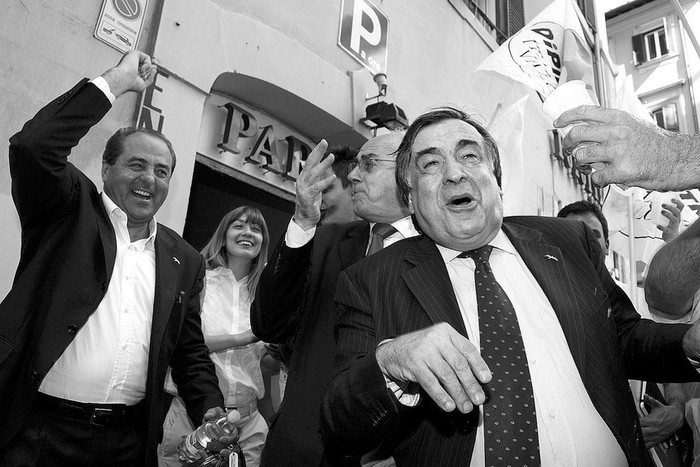 El líder del partido opositor Italia de los Valores (IDV), Antonio Di Pietro, y el ex alcalde de Palermo, Leoluca Orlando, celebran el
resultado de los referendos en Roma.  · Foto: Efe, Giuseppe Lami