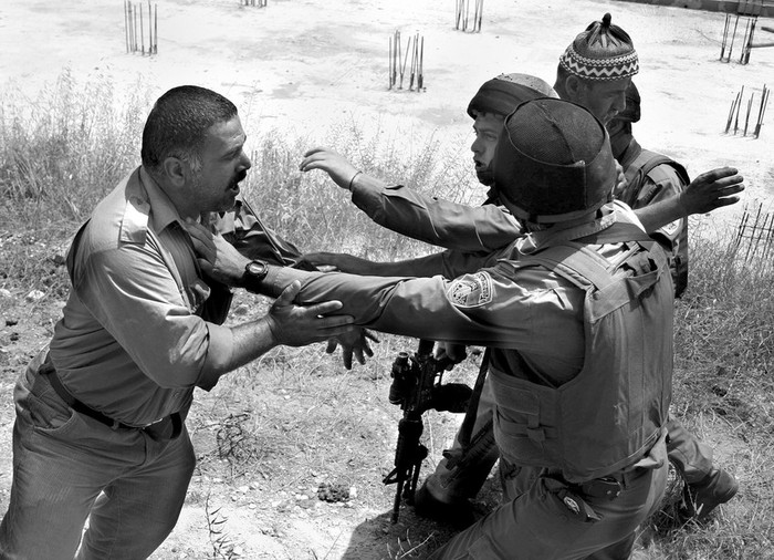 Palestinos discuten con soldados de frontera israelíes mientras máquinas excavadoras del Ejército de Israel derriban un depósito de agua usado por granjeros palestinos en Hebrón, Cisjordania. Según un portavoz
de la Administración Civil israelí, fue una operación de rutina destinada a frenar el robo de agua por parte de palestinos a las comunidades vecinas.  · Foto: Efe, Abed Al Hashlamoun