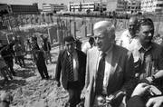 El presidente del Parlamento Europeo, Jerzy Buzek, visita el proyecto de construcción de una escuela con financiación europea, en el
campo de refugiados de al-Shati, en la ciudad de Gaza, el lunes. 