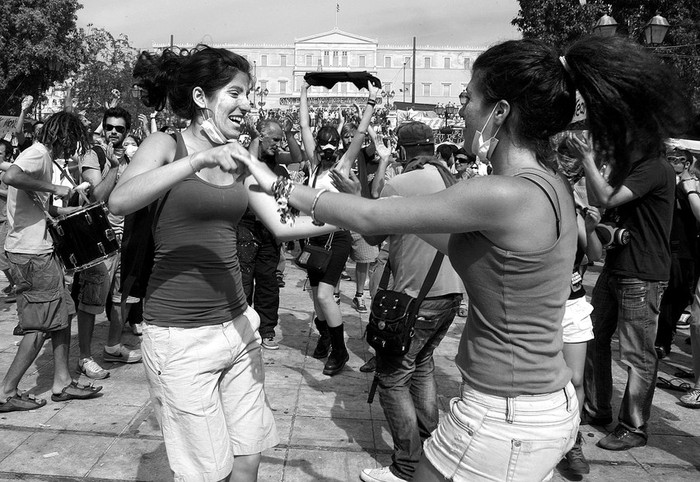 Multitudinaria manifestación en la plaza Sintagma, frente al Parlamento griego en Atenas en rechazo a un nuevo ajuste fiscal. Las protestas masivas en una jornada de huelga general en Grecia también derivaron ayer
en graves enfrentamientos en los que la Policía utilizó gases lacrimógenos y lanzó varias cargas para controlar la situación.  · Foto: Efe, Simela Pantzartzi