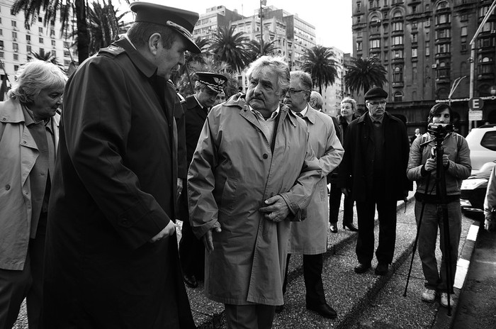 José Mujica, ayer, luego de colocar una ofrenda floral a José Artigas, en el 247º aniversario de su nacimiento, en la plaza Independencia. · Foto: Javier Calvelo