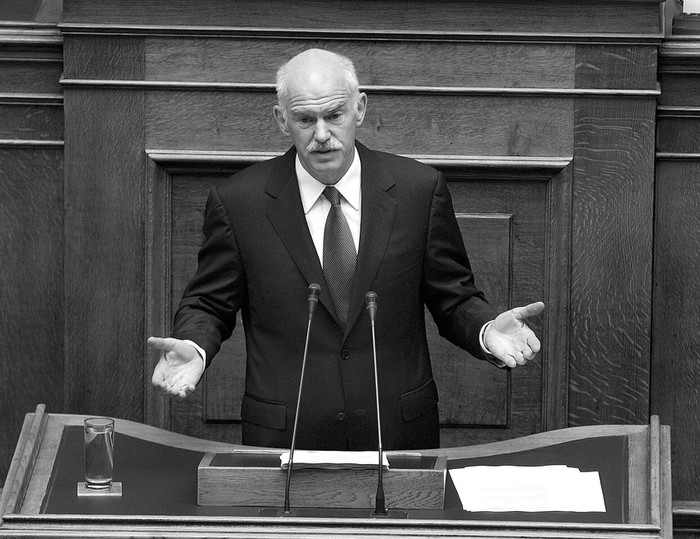 El primer ministro griego, Giorgos Papandreu, al inicio de un debate de tres días, previo a la votación de la moción de confianza, en el
Parlamento griego, en Atenas, el domingo.  · Foto: Efe, Simela Pantzartzi