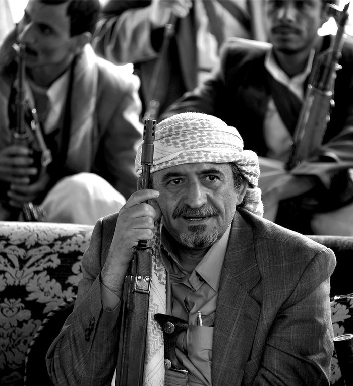 El lider tribal yemeni, Sadeq al Ahmar, durante una reunion con sus seguidores en una
casa en Sana, Yemen, luego de enfrentamientos con las fuerzas de seguridad, el jueves. · Foto: Efe, Yahya Arhab