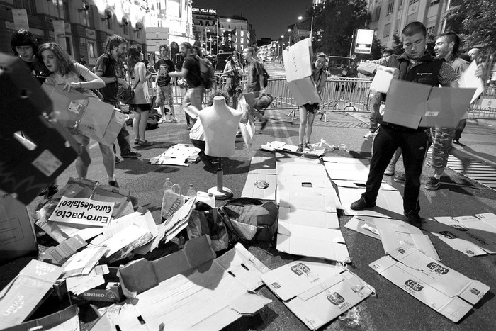 Integrantes del movimiento 15-M se preparan para pasar la noche junto al Congreso de los Diputados, en Madrid, para protestar contra
la nueva Ley de la Reforma Laboral, que se tratará hoy, relativa a la negociación colectiva entre empresarios y trabajadores. · Foto: Efe, Alberto Martín