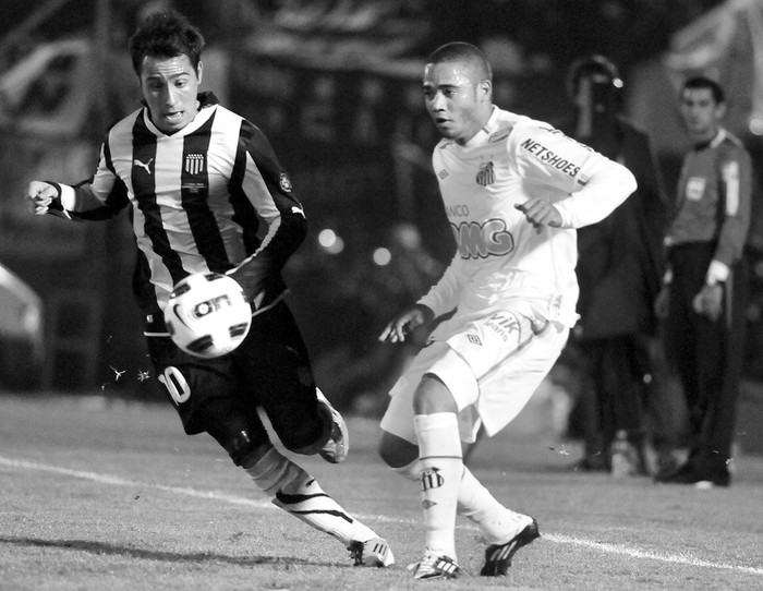 Alejandro Martinuccio y Adriano, durante la primera final Peñarol-Santos, en el estadio Centenario · Foto: Victoria Rodríguez