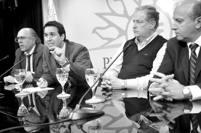 Marcos Carámbula, Diego Cánepa, Wilson Ezquerra y Germán Coutinho, ayer, en la Torre Ejecutiva. · Foto: Javier Calvelo