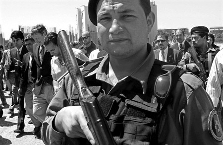 Oficiales de seguridad afganos escoltan al embajador de Estados Unidos en Kabul, Karl Eikenberry, a su llegada a la Universidad de
Herat el domingo. · Foto: Efe, Jalil Rezayee Oficiales de seguridad afganos escoltan al embajador de Estados Unidos en Kabul, Karl Eikenberry, a su llegada a la Universidad de
Herat el domingo. · Foto: Efe, Jalil Rezayee