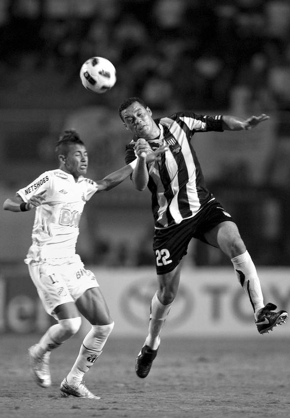 Neymar y Darío Rodríguez, anoche durante la final de la Copa
Libertadores de América entre Santos y Peñarol , jugada en el estadio
Pacaembú de San Pablo · Foto: EFE, Sebastião Moreira