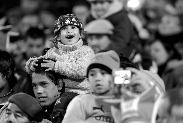 Público presente durante el partido Uruguay-Estonia, ayer, en el estadio Atilio Paiva Olivera, en Rivera. · Foto: Nicolás Celaya