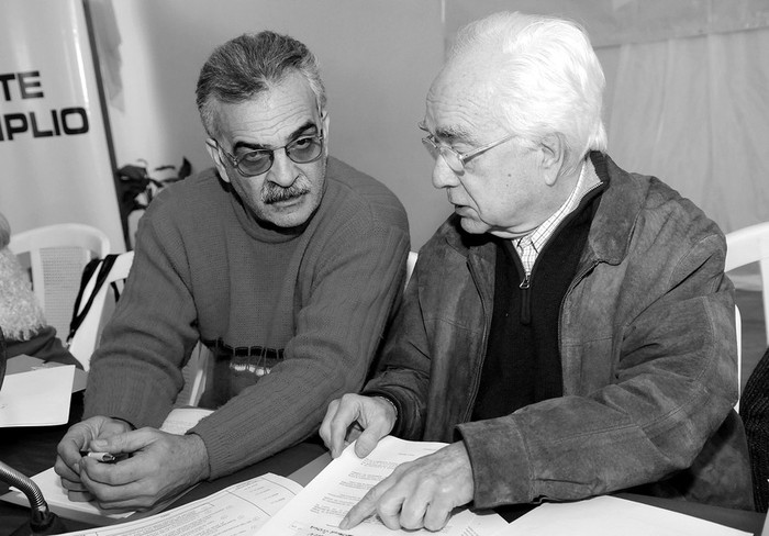 Nelson Macedo y Jorge Brovetto, el sábado, en el plenario del Frente Amplio. · Foto: Nicolás Celaya