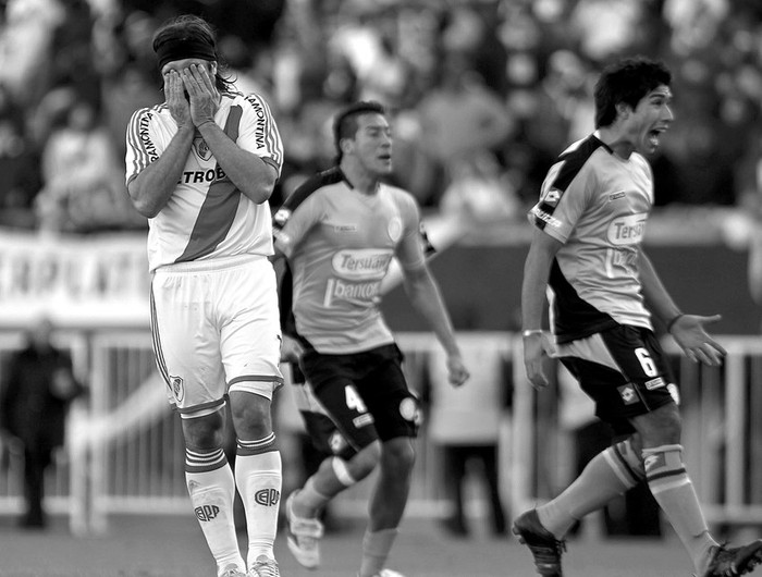 Mariano Pavone, de River Plate, tras errar un penal ante Belgrano, partido que llevó al descenso de River a la Segunda División del fútbol argentino al igualar 1-1 en el partido de vuelta de la Promoción, en el estadio Monumental, en Buenos Aires. · Foto: EFE, Iván Franco